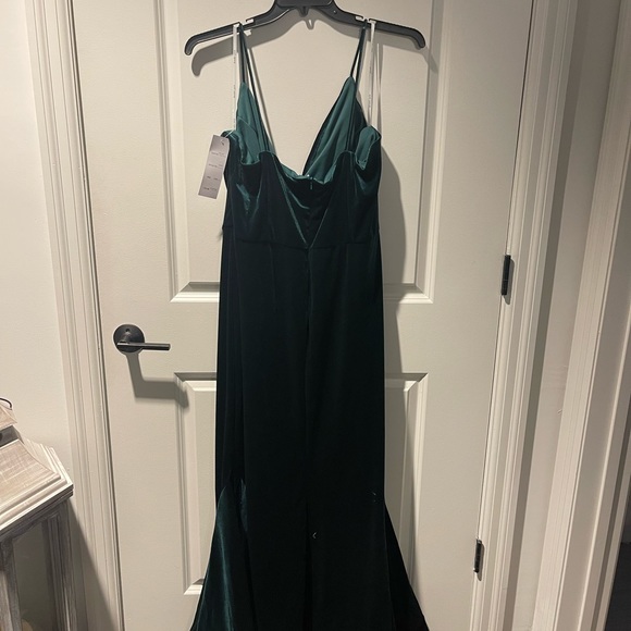 Beautiful hunter green velour bridesmaid dress, size 20W. Unaltered + never worn - Picture 5 of 6